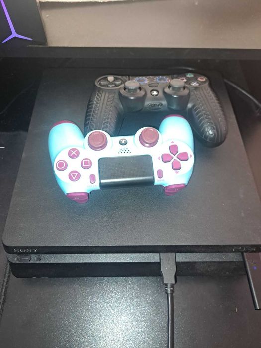 Playstation4-slim 1TB с два контролера и два диска.