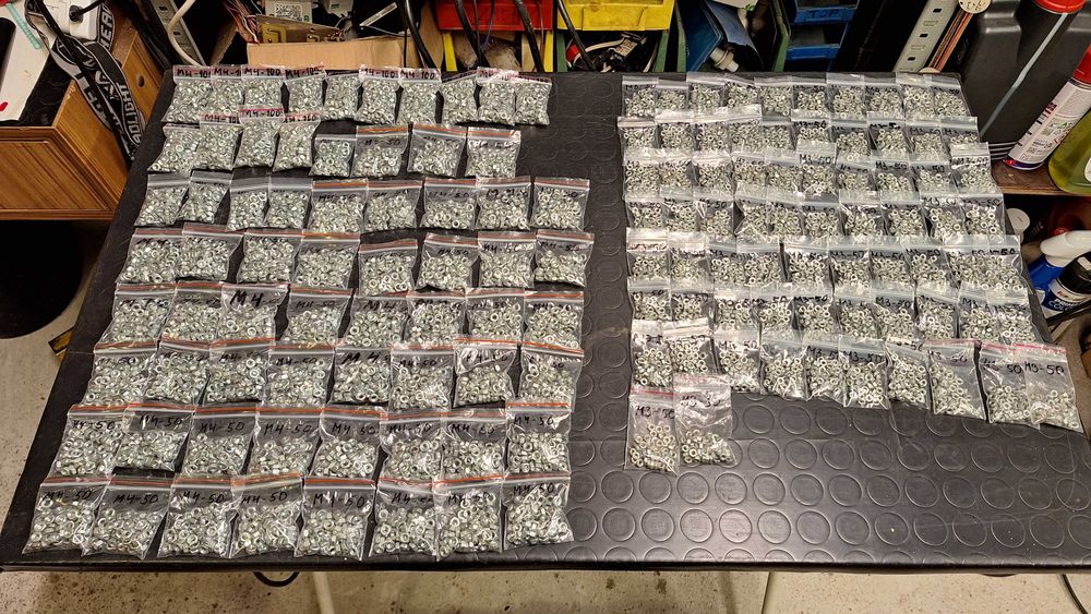 Крепежи, малки размери болтове, гайки, шайби