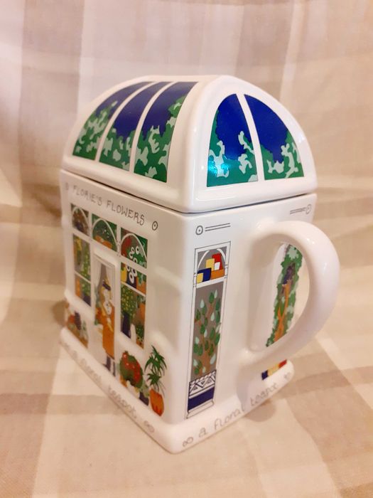 2 порцеланови чайника -  "Готвач" и "Цветарски магазин"