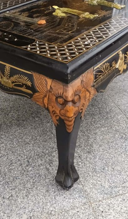 Măsuță veche din lemn cu ornamente din jad