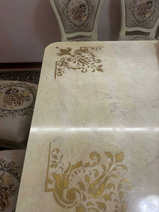 Стол со стульями как новый