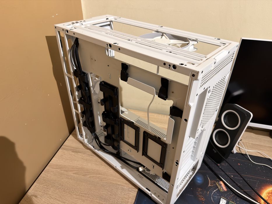 Продавам компютърна кутия NZXT H7 Flow