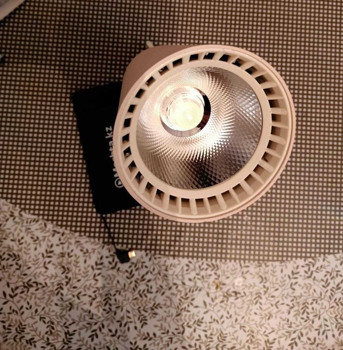 продается светильник