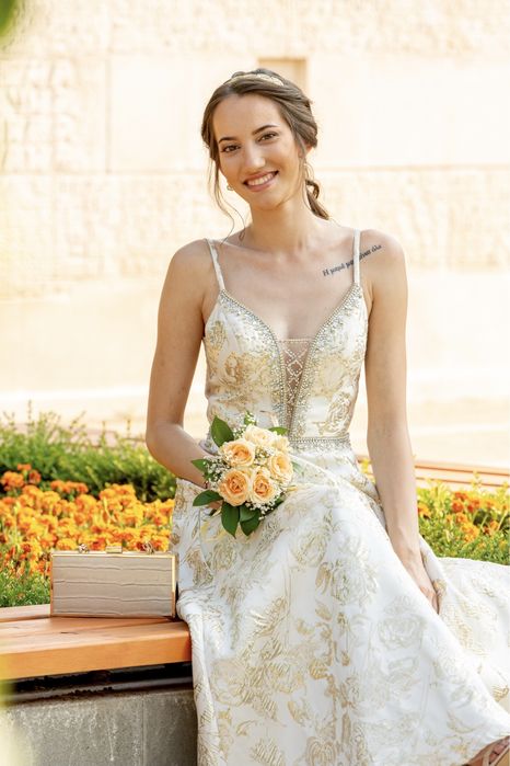 Бална рокля, кремав цвят със златни детайли