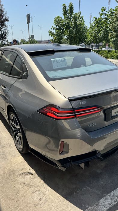 Bmw i5 35L monitorli