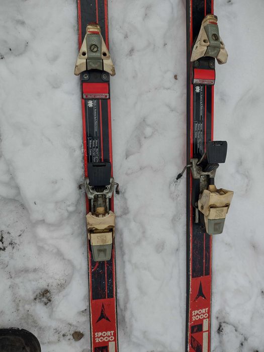 Vând Schiuri Atomic