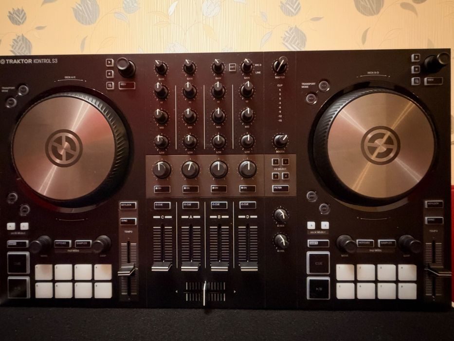 Vând consolă  dj