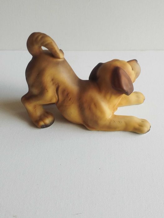 Винтидж фигура на игриво кученце лабрадор