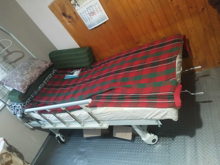 Механично болнично легло