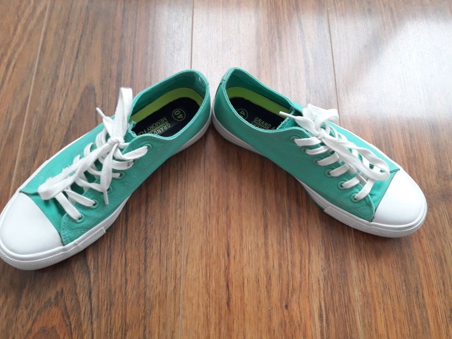 No 40 Цветни кецове