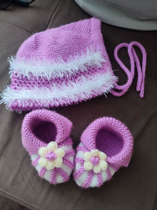 Ръчно плетени бебешки терлички и шапка