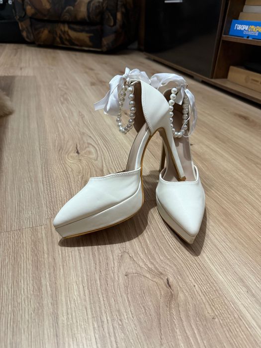 Елегантни дамски обувки на висок ток