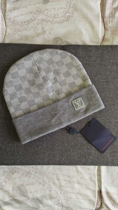 Това шапка Louis vuitton сива.Цена - 22.99евро.