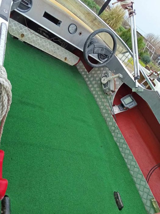 Моторна лодка Glastron Spirit 165+ двигател и колесар