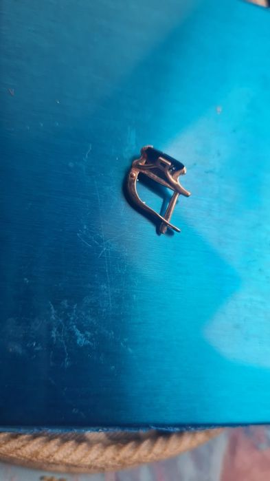 Золотая серьга гранат