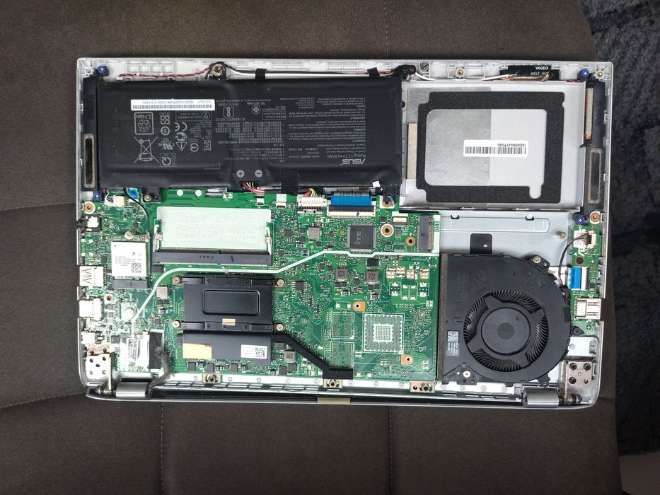 Schimb Laptop Asus VivoBook F412U defect