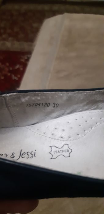 Продаются туфли для девочки.