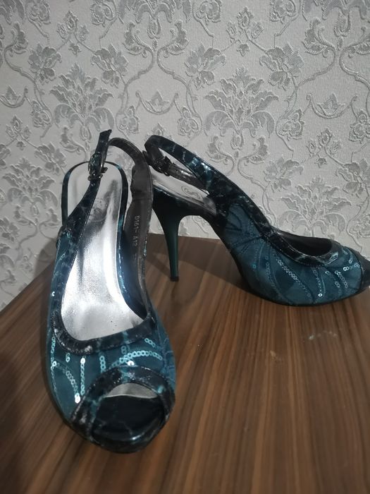 Босоножки нарядные