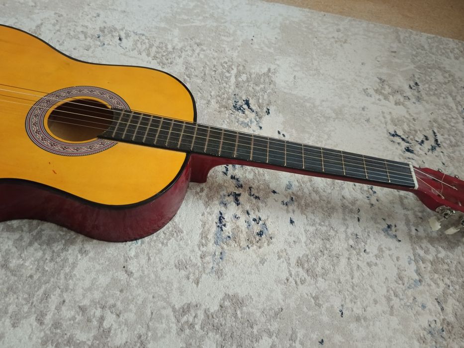 Гитара в хорошем состоянии