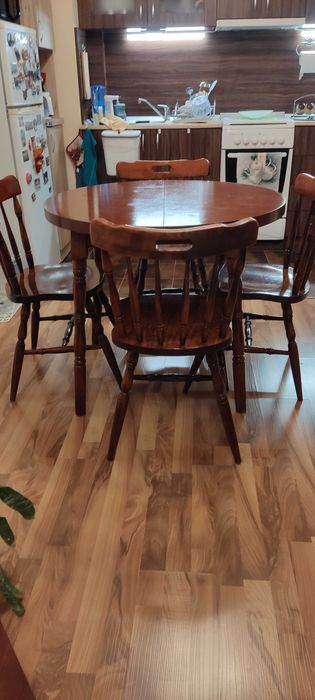 Трапезна разтегателна маса с четири стола.