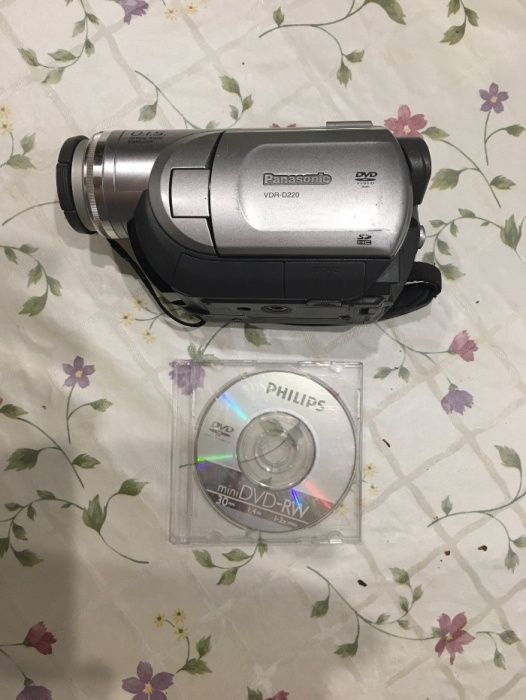 продам видеокамеру Panasonic VDR-D220
