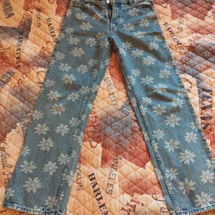 Продавам дънки с цветя