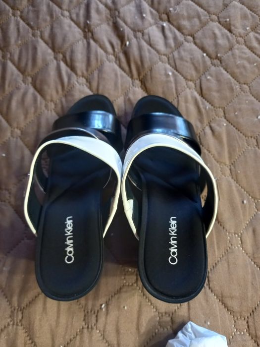 Продавам дамски чехли Calvin Klein