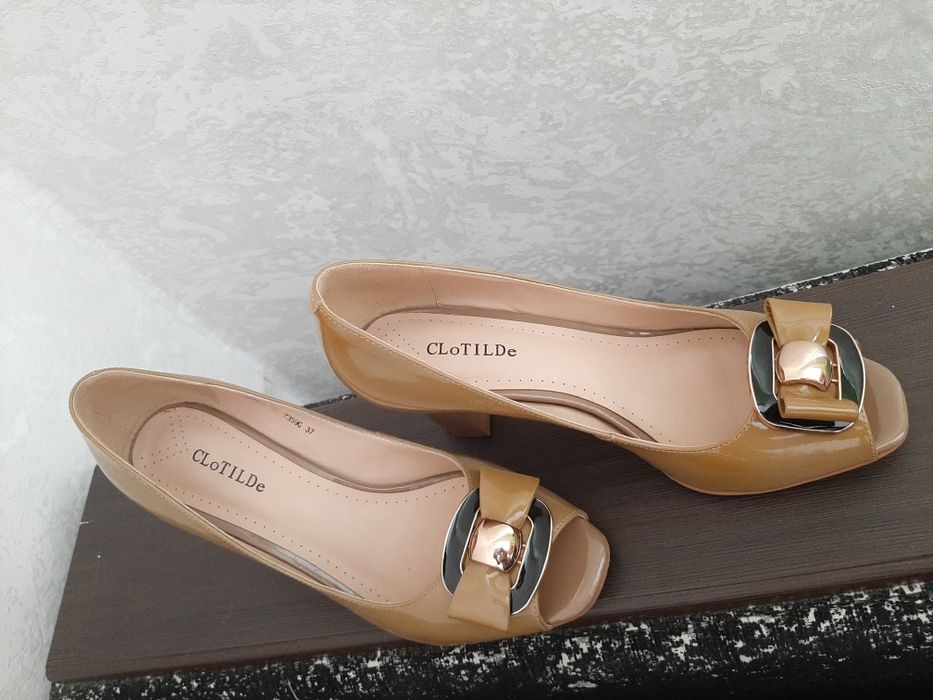 Продам женские туфли размер 37