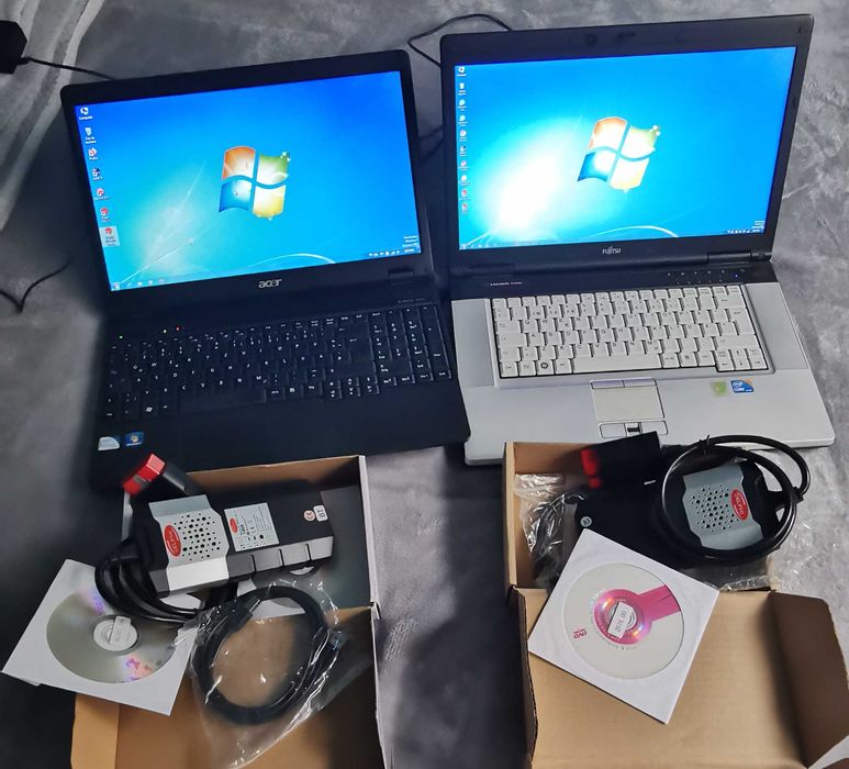 Laptop împreună cu aparat de diagnosticat Defecțiuni la Auto și Camion