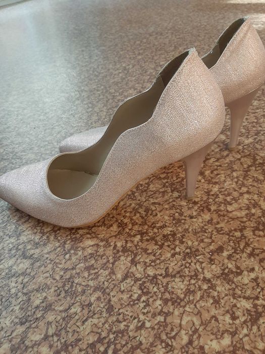 Блестящи розови обувки на висок ток