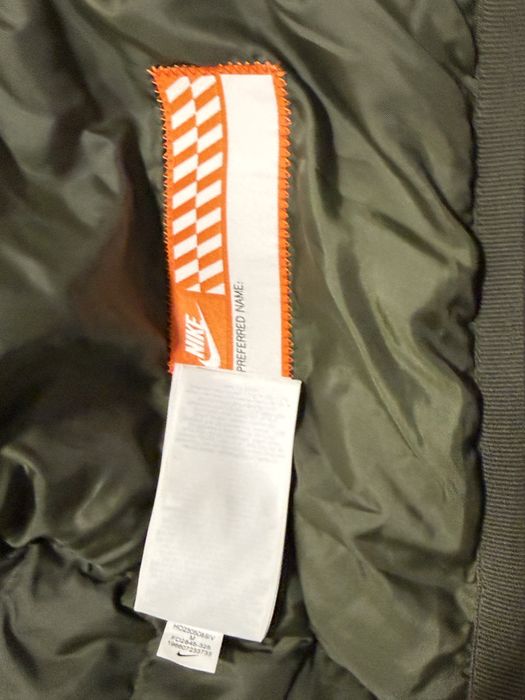 Продавам naik яке.