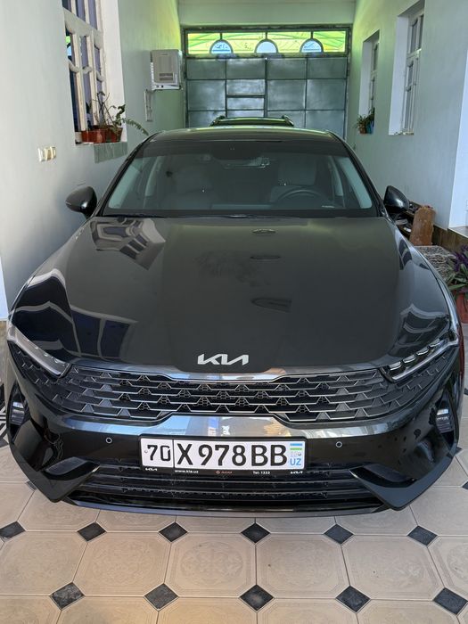 Kia K5 2024 mokriy asfalt, 3 pozitsiya