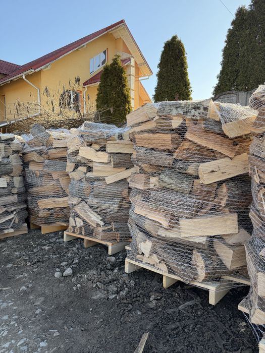 Lemn de foc taiat, despicat si paletizat