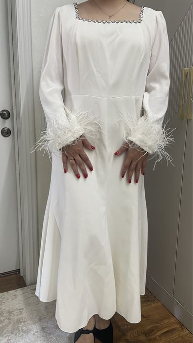 Белое элегантное платье с перьями 48-50