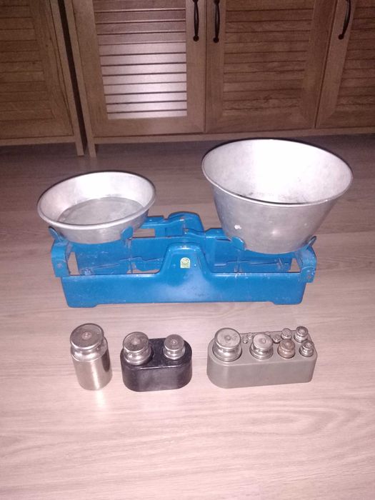 Пазарски кантар с всички теглилки