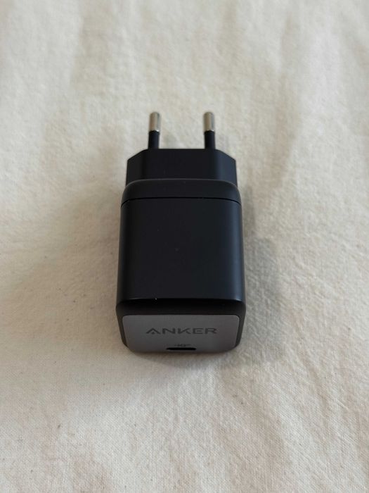 Продавам зарядно Anker 713 Charger Nano II 45W