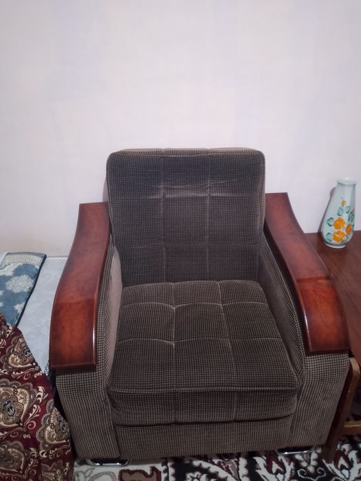 Продаю мебель один диван к нему два пуфика одна кровать и два кресла