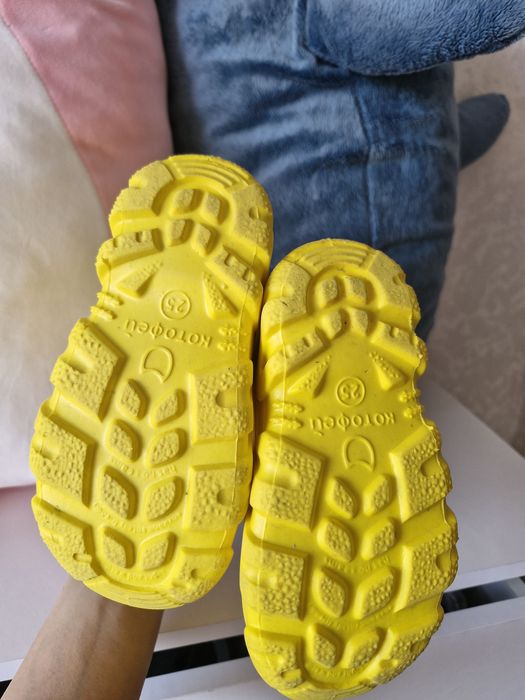 Продам детские резиновые сапоги