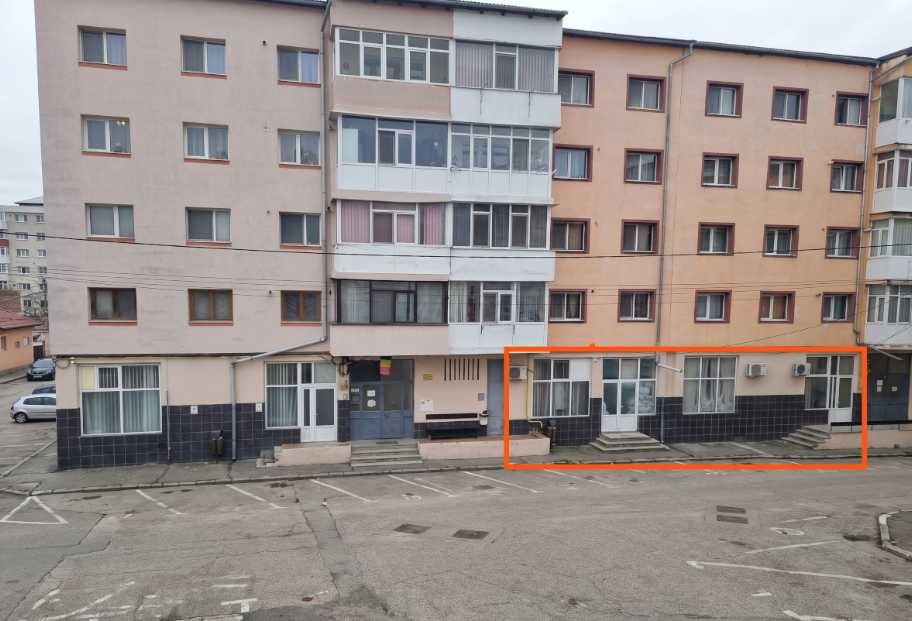 Vând Spațiu comercial la parterul blocului, intrare si prin fata si prin spatele blocului - Visoi, in spate la Balada