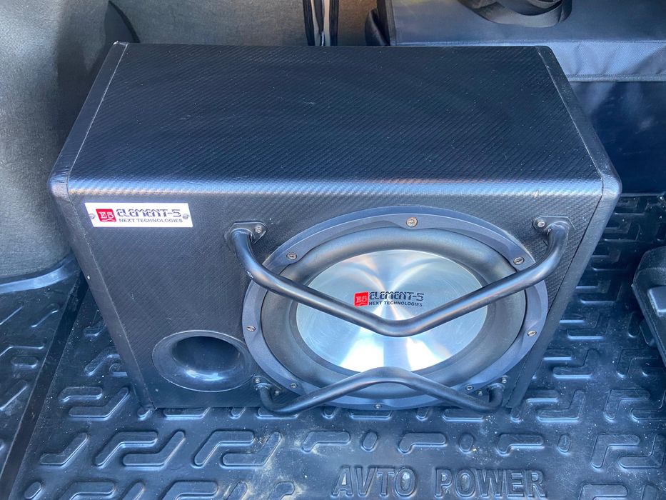 Сабфурер Element-5 в машину