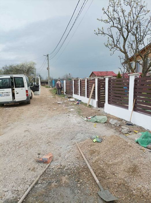 Garduri din panouri stil jaluzele, sipca metalica, tabla, plasa si BCA
