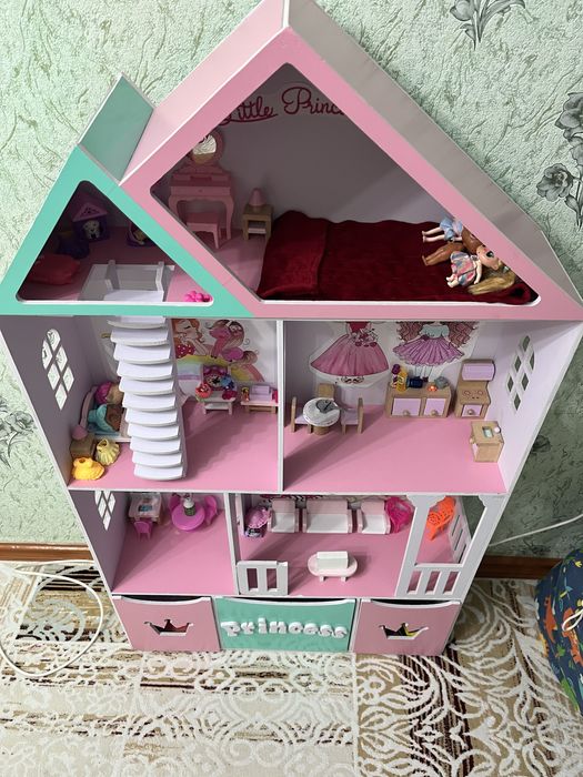 Продам кукольный домик.