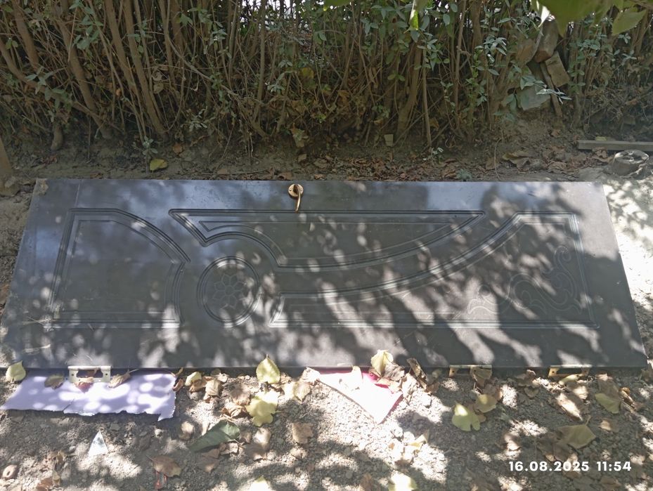 Eshiklar sotiladi kelishamiz nomer (pasda)manzil mikro 3/1