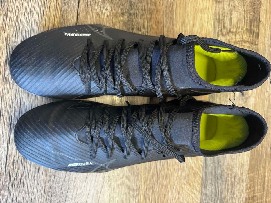 Футболни обувки Nike и Adidas