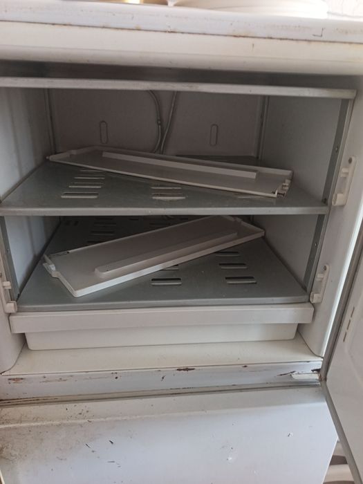 Продам старый холодильник Бирюса