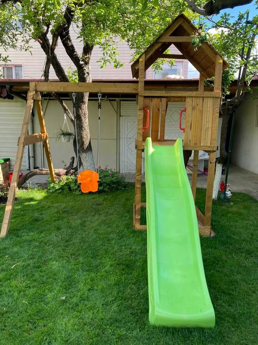 Дървена детска площадка с пързалка и люлки катерушка