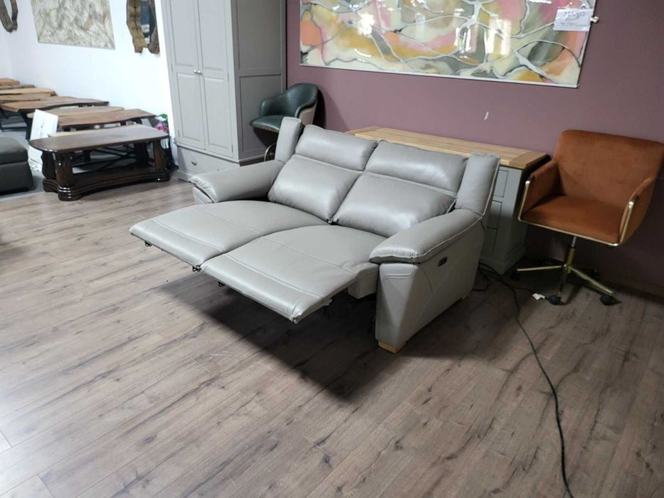 Сив кожен диван двойка с електрически релаксиращ механизъм