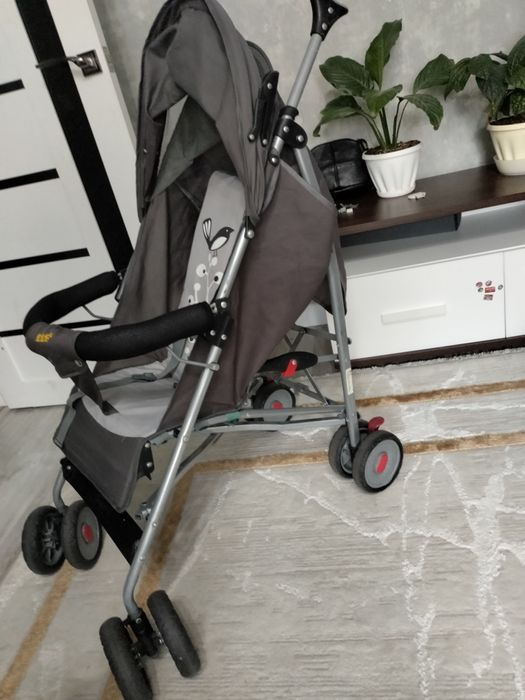 Продам 2 коляски, детский столик, санки.