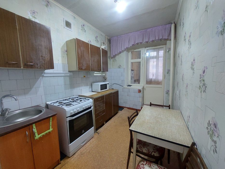 В самом центре города напротив 13 школы