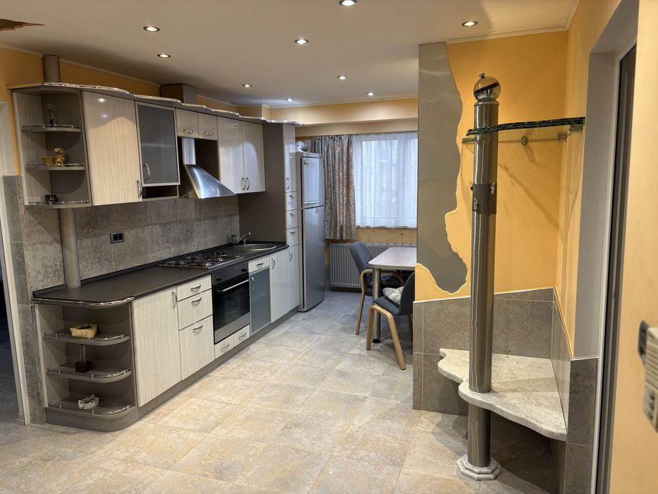 De inchiriat apartament cu 3 camere